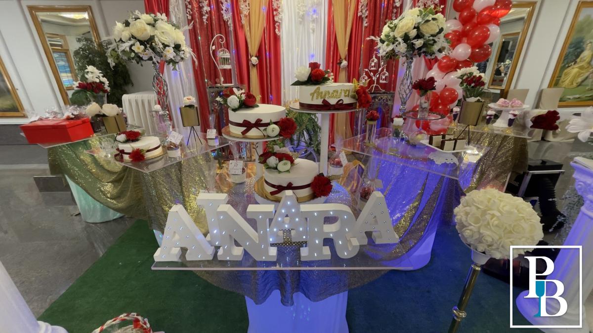 Zona de fiesta, barra libre y pista de baile del restaurante, preparada para la celebración posterior a la boda o evento privado