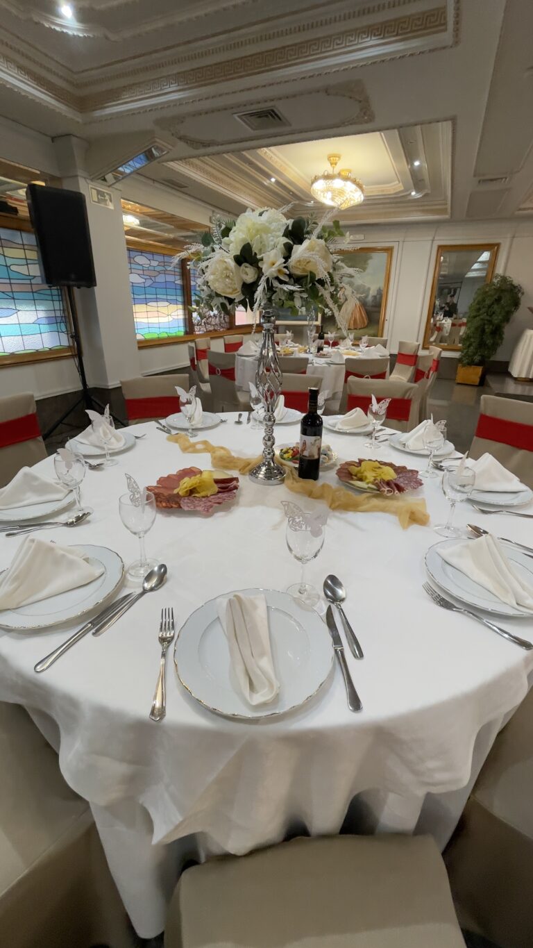 Detalle de la decoración floral y centros de mesa para una boda, mostrando el ambiente elegante del restaurante para eventos