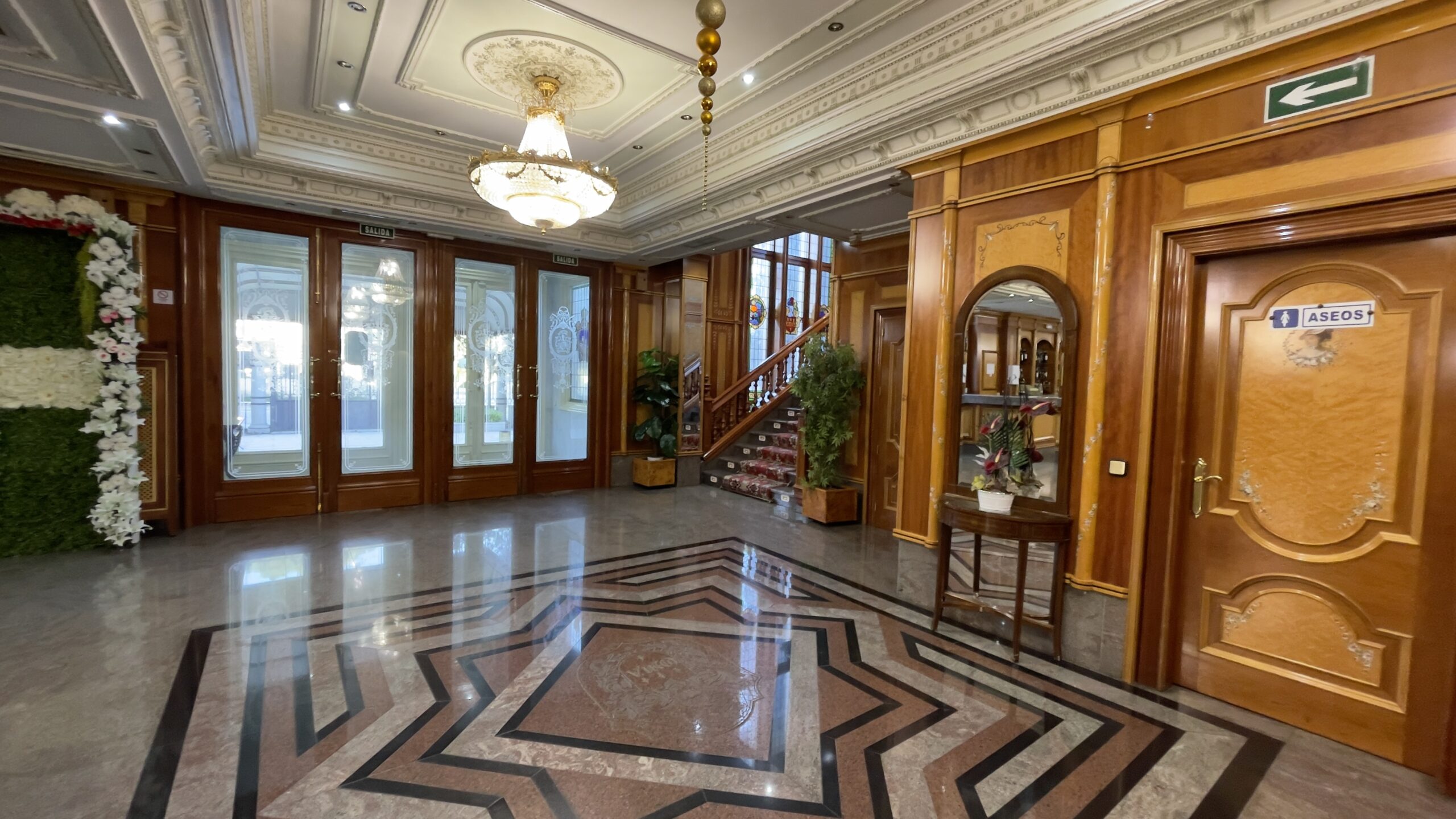 Decoración elegante y montaje de mesas en salón principal del restaurante para la celebración de una boda en Arganda del Rey, Madrid